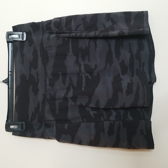 Athleta Salutation Stash Pocket 16.5" Skort Gray Camo S - Picture 2 of 8